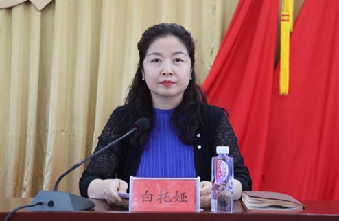 黨委副書(shū)記、院長(zhǎng)　白托婭